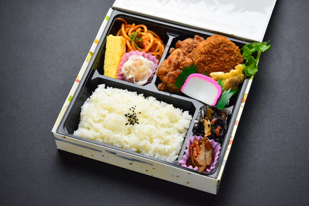 P014: デラックス旭屋のメンチカツざんぎ弁当 | デリシャスサウザント